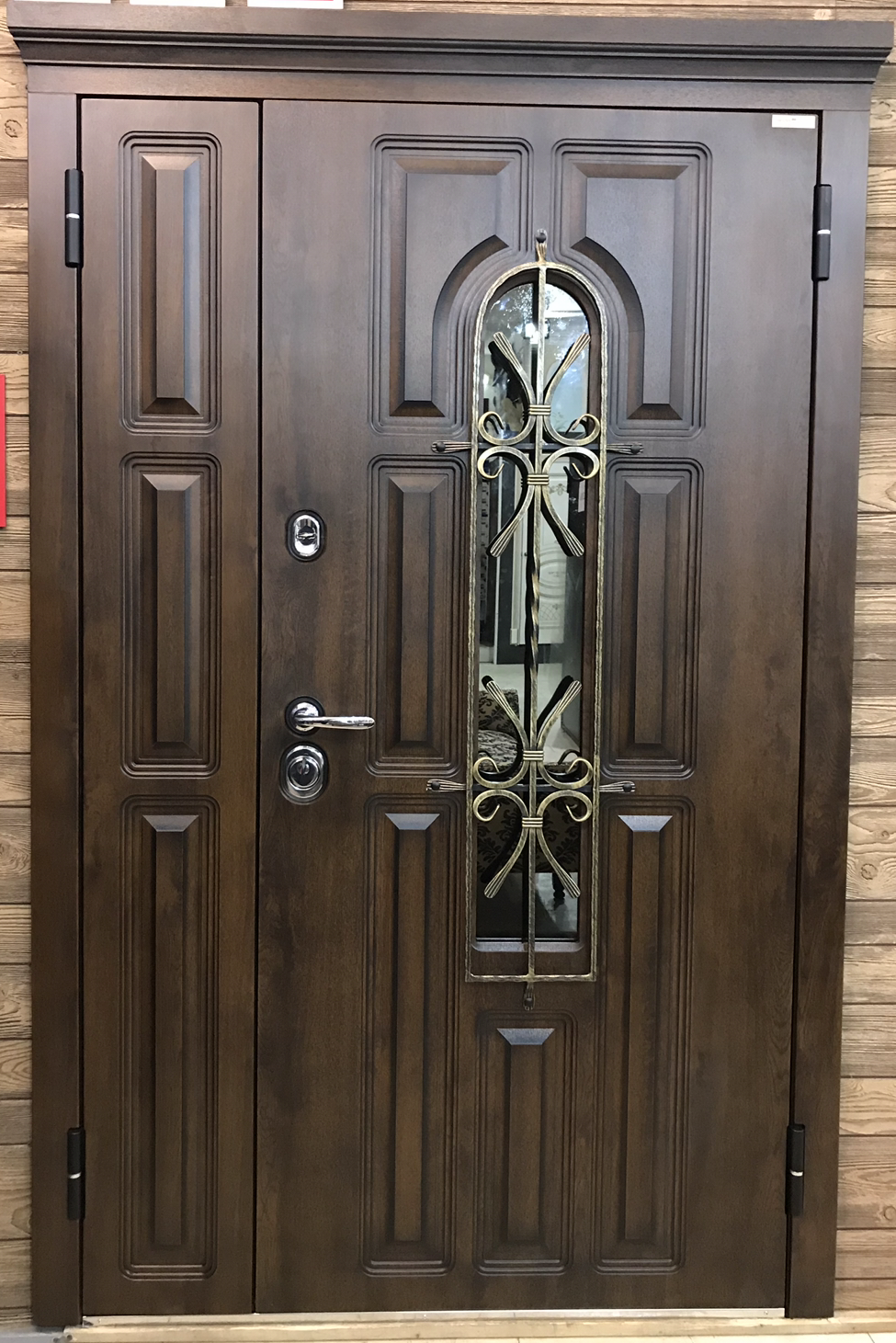 картинка Двестворчатая входная дверь с ковкой от магазина «Империя Дверей»